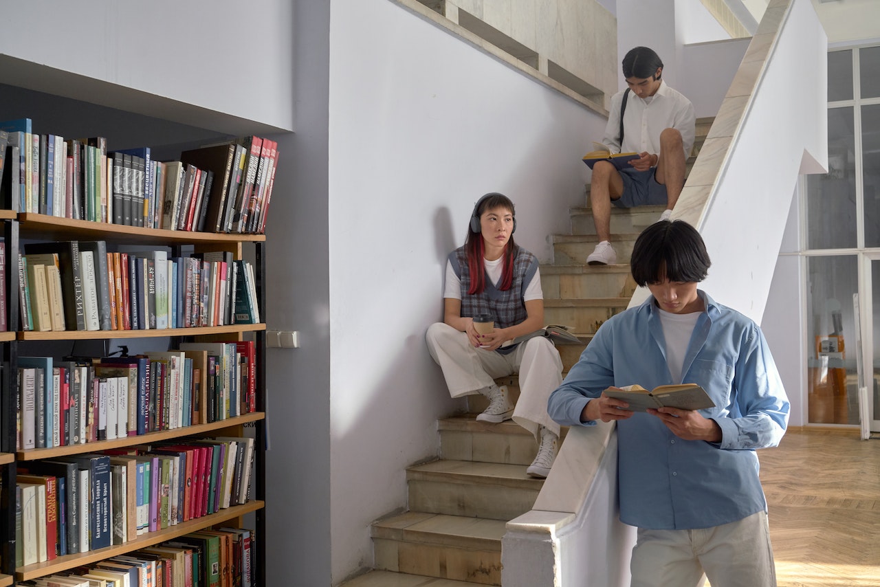 bibliothèque avec des rangements ouverts