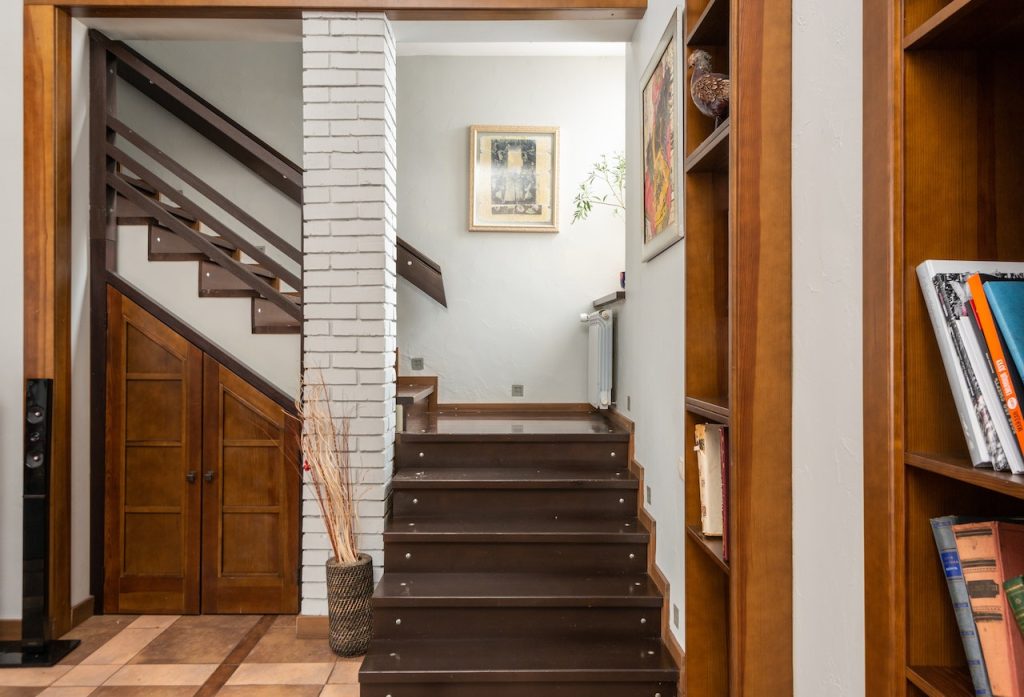 bibliothèque sous escalier