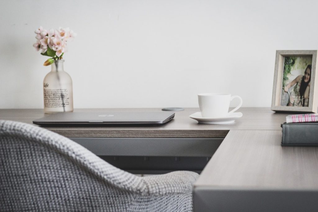Bureau d'angle avec rangement