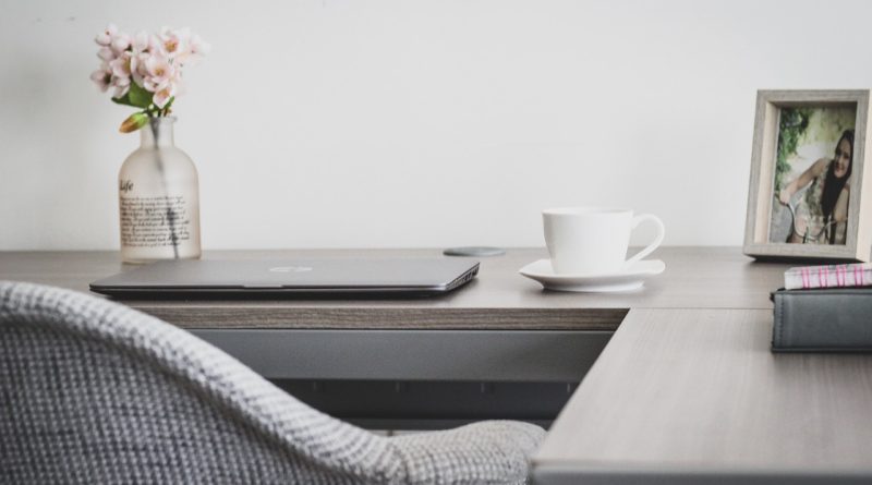 Bureau d'angle avec rangement