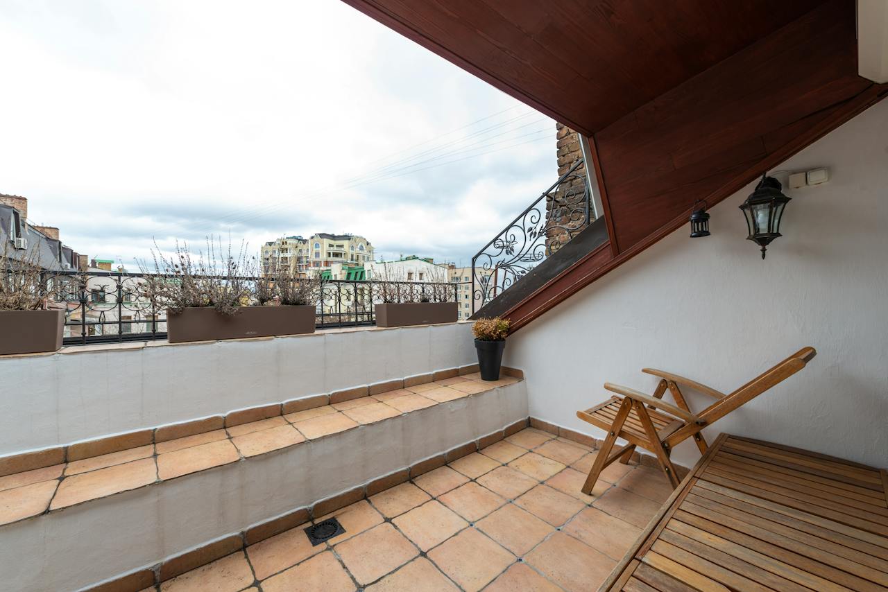 Le mariage du bois et du carrelage pour une terrasse harmonieuse