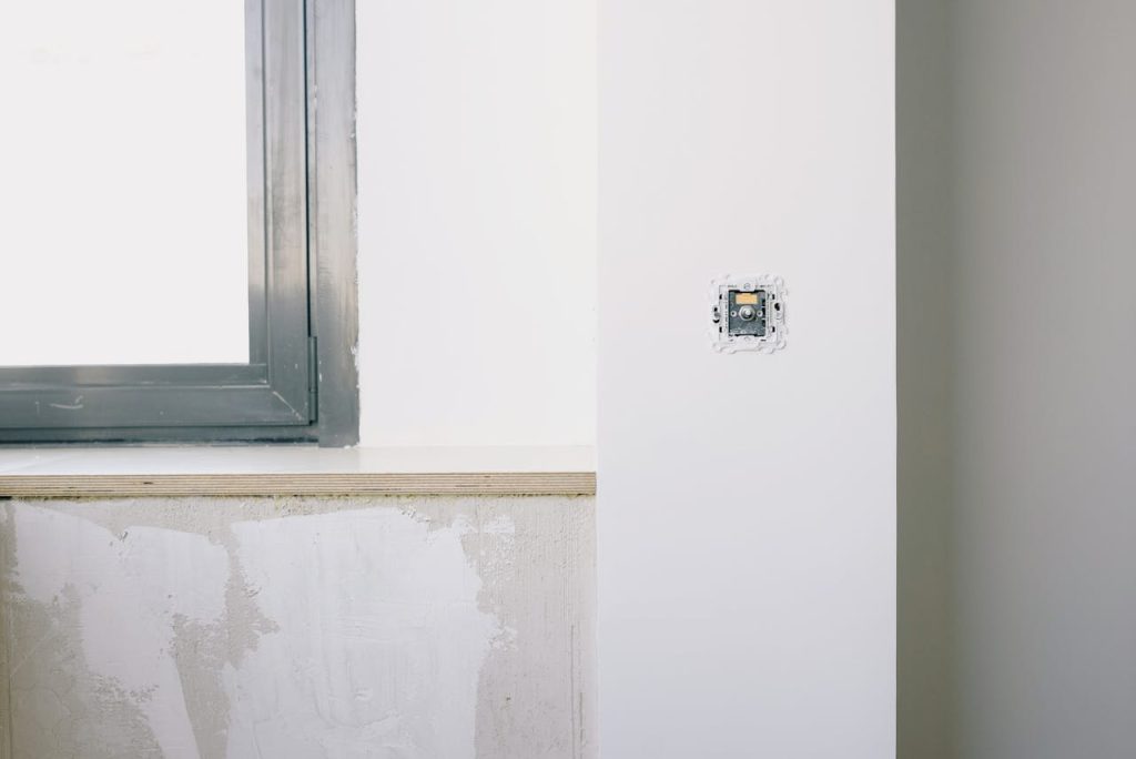 Comprendre le placement idéal des prises et interrupteurs dans votre maison