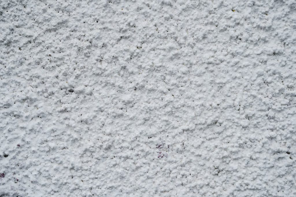 réussir le nettoyage d'un mur en crépi