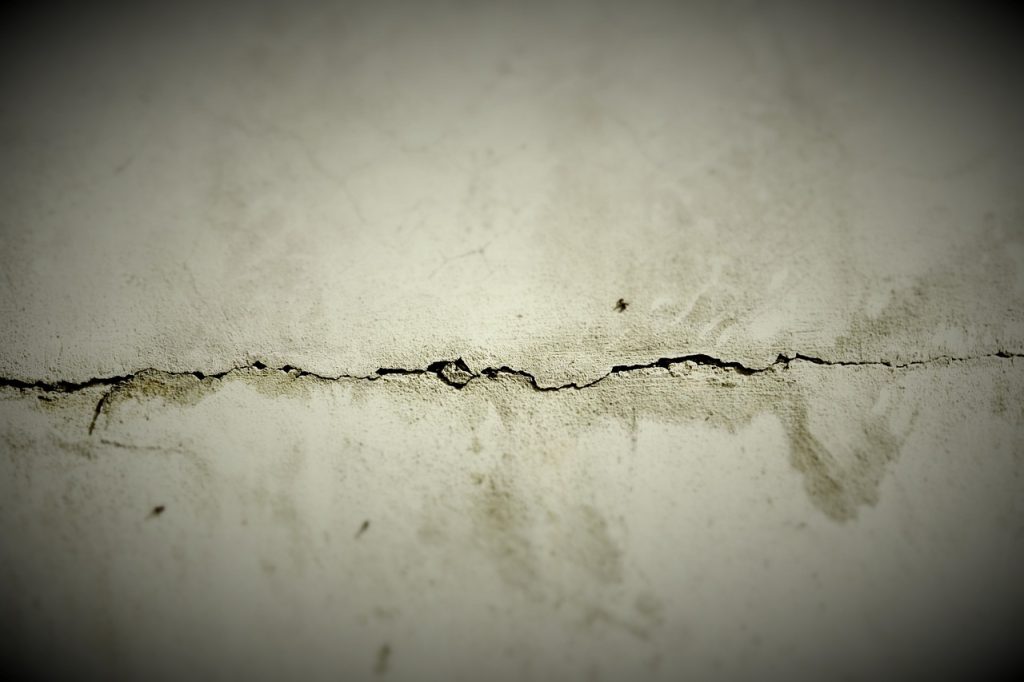 comprendre les causes des Fissures dans le plafond.
