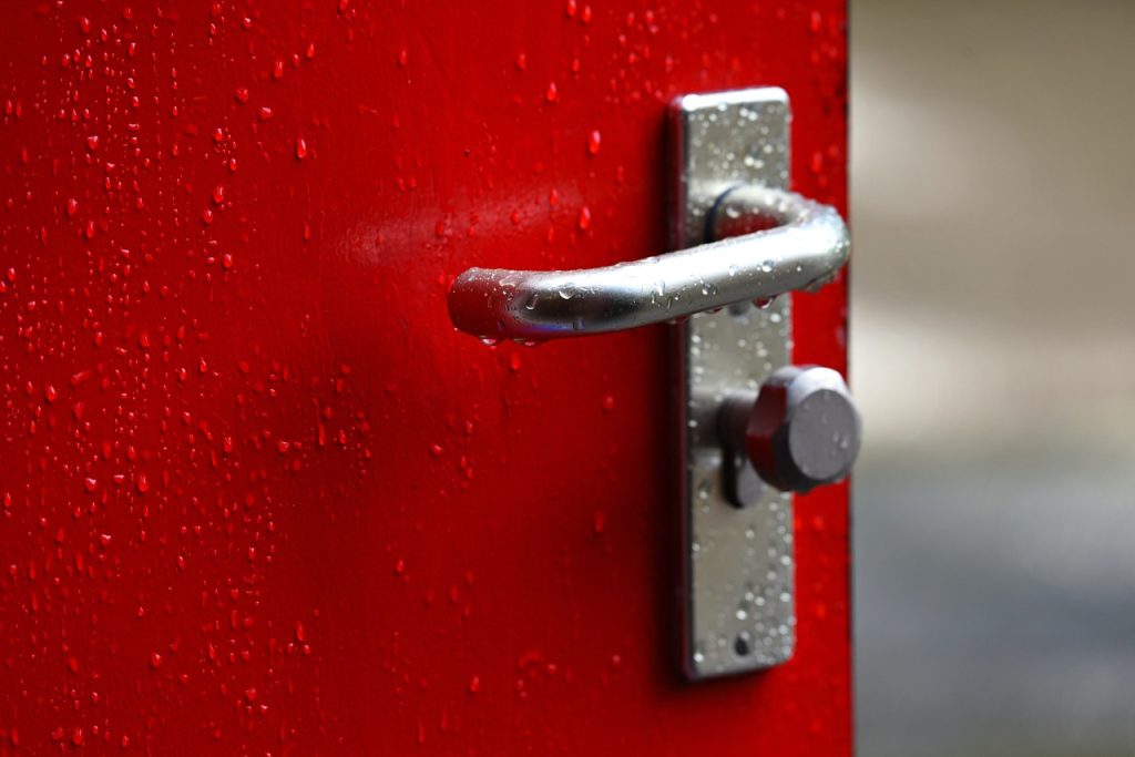Guide pratique pour remplacer facilement la serrure de votre porte