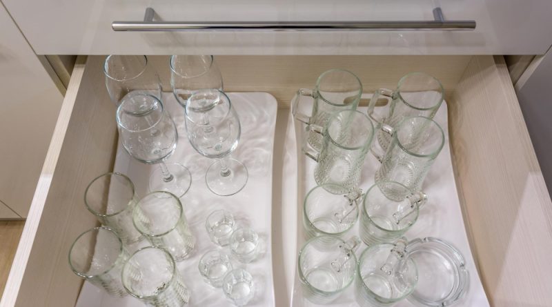 Rangement de verre dans un tiroir pour optimiser l'espace