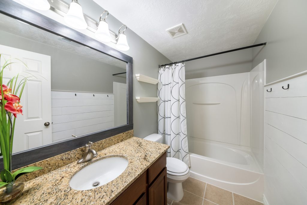 conseils pratiques et solutions faciles pour aérer une salle de bain sans VMC